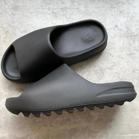 Yeezy slides onyx size us 9 main image 4